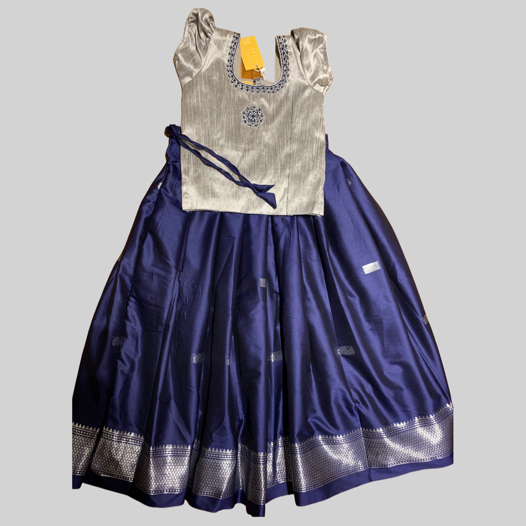Collection Mahathi - Navy blue with Silver Paithani Skirt with Silver Dupion Blouse with Flower Embroidery
